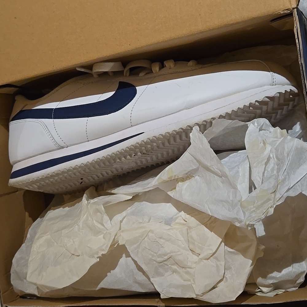 Used nikes - Picture 4 of 4